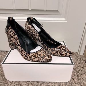 White House Black Market Leopard round toe heels size 10 all original packaging